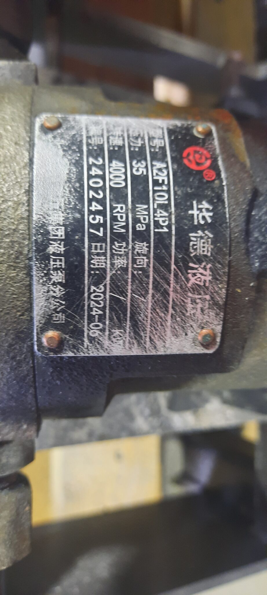 hydraulická štiepkovačka pre mini nakladač – profesionálny drvič konárov hydraulická štiepkovačka pre mini nakladač – profesionálny drvič konárov