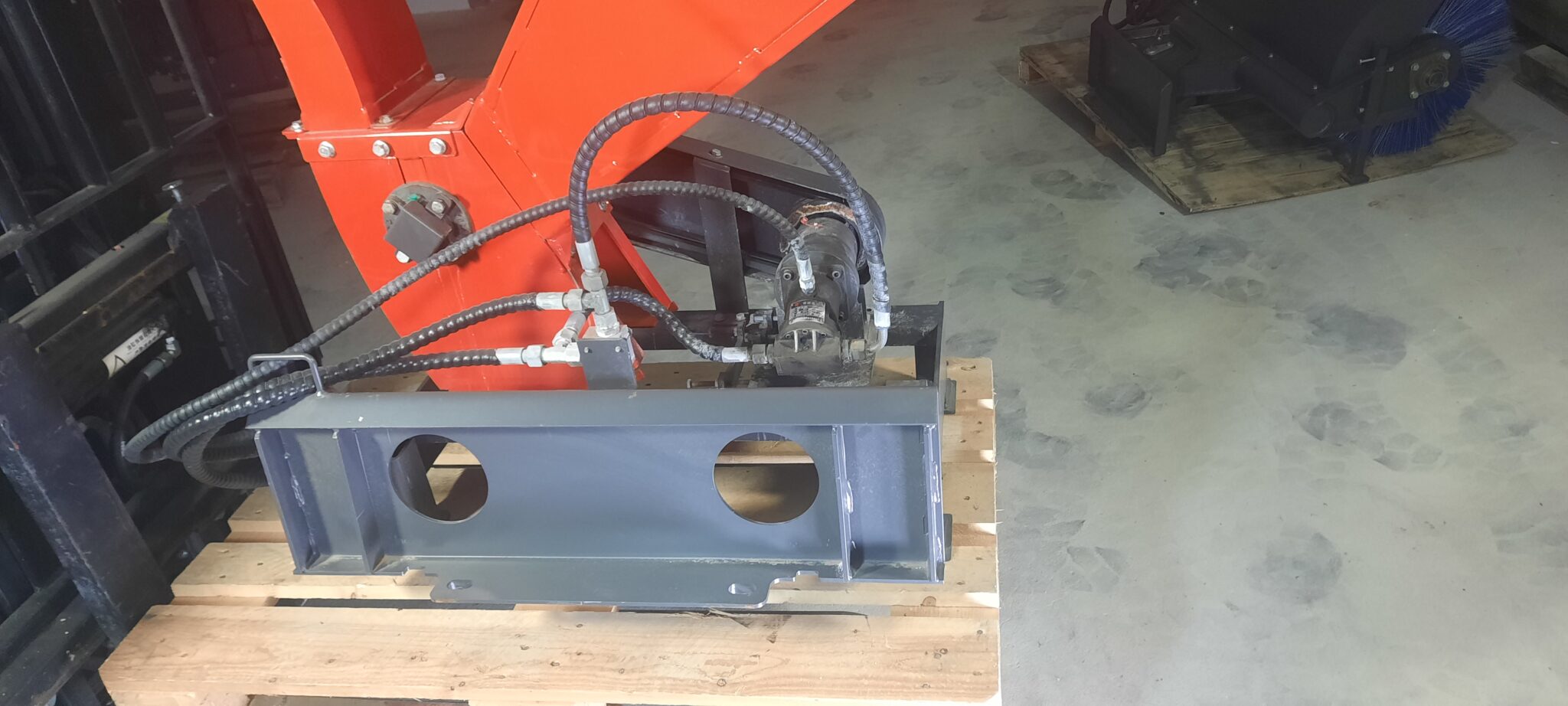 hydraulická štiepkovačka pre mini nakladač – profesionálny drvič konárov hydraulická štiepkovačka pre mini nakladač – profesionálny drvič konárov