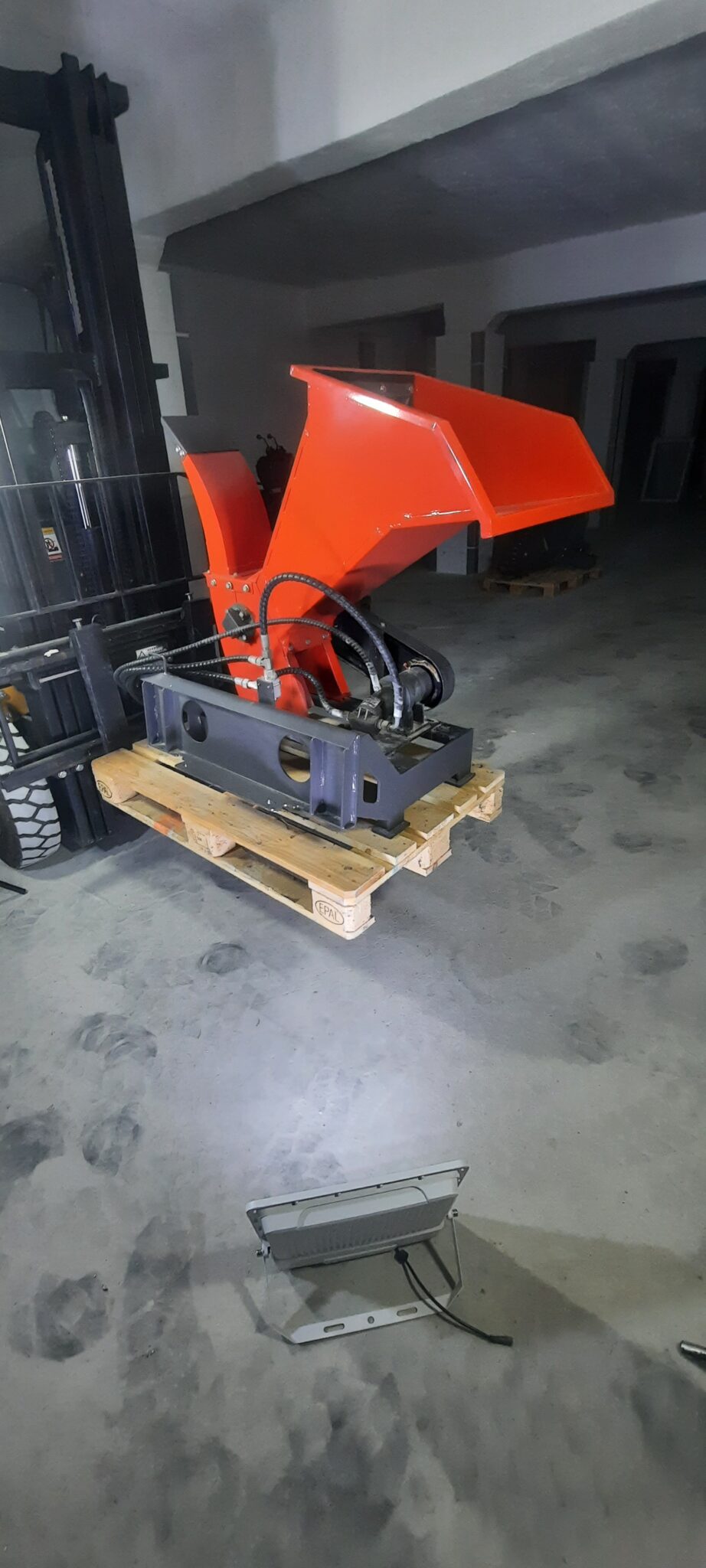 hydraulická štiepkovačka pre mini nakladač – profesionálny drvič konárov hydraulická štiepkovačka pre mini nakladač – profesionálny drvič konárov