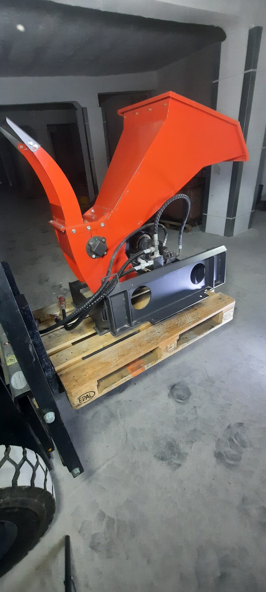 hydraulická štiepkovačka pre mini nakladač – profesionálny drvič konárov hydraulická štiepkovačka pre mini nakladač – profesionálny drvič konárov