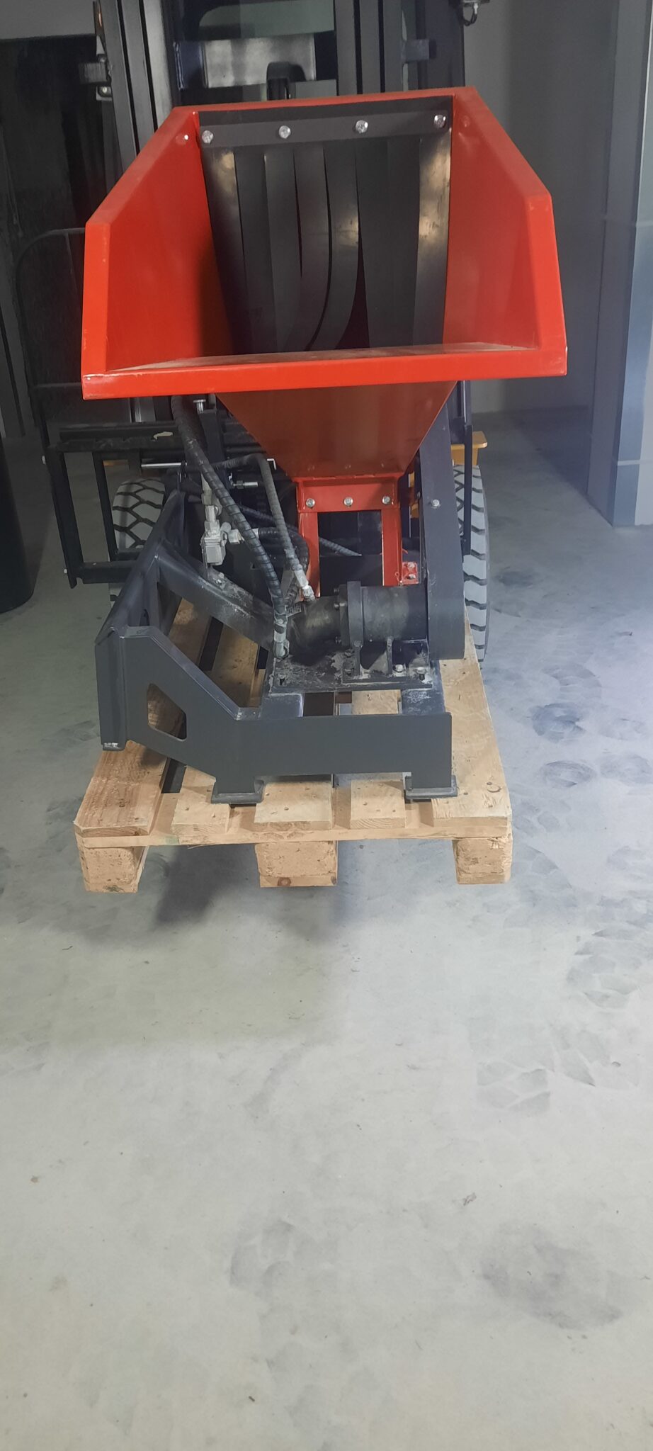 hydraulická štiepkovačka pre mini nakladač – profesionálny drvič konárov hydraulická štiepkovačka pre mini nakladač – profesionálny drvič konárov