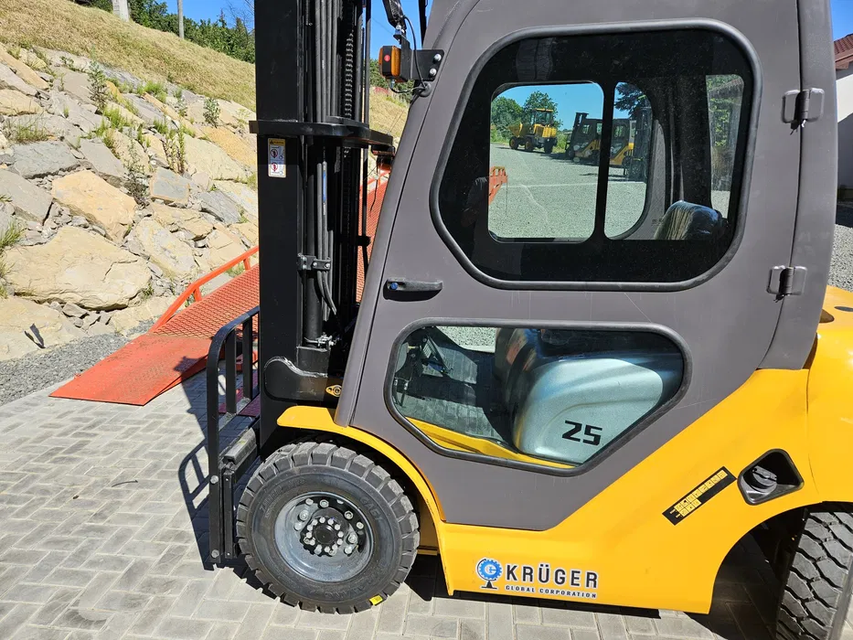 2,5 t vysokozdvižný vozík krÜger® pc 25, trojitý stožiar 4,5 m alebo 5,5 m, naftový 2,5 t vysokozdvižný vozík krÜger® pc 25, trojitý stožiar 4,5 m alebo 5,5 m, naftový