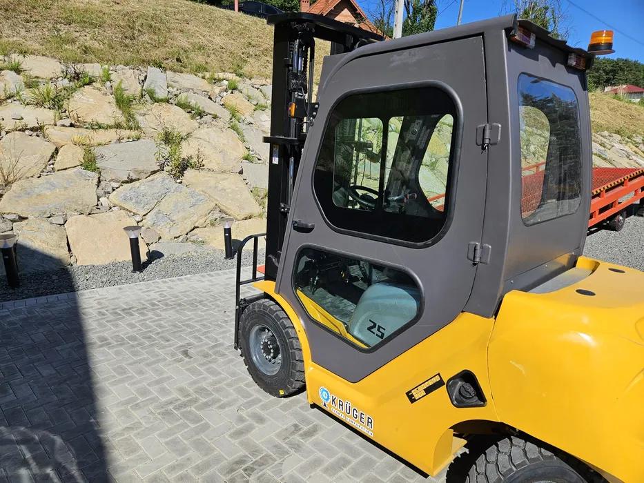 2,5 t vysokozdvižný vozík krÜger® pc 25, trojitý stožiar 4,5 m alebo 5,5 m, naftový 2,5 t vysokozdvižný vozík krÜger® pc 25, trojitý stožiar 4,5 m alebo 5,5 m, naftový