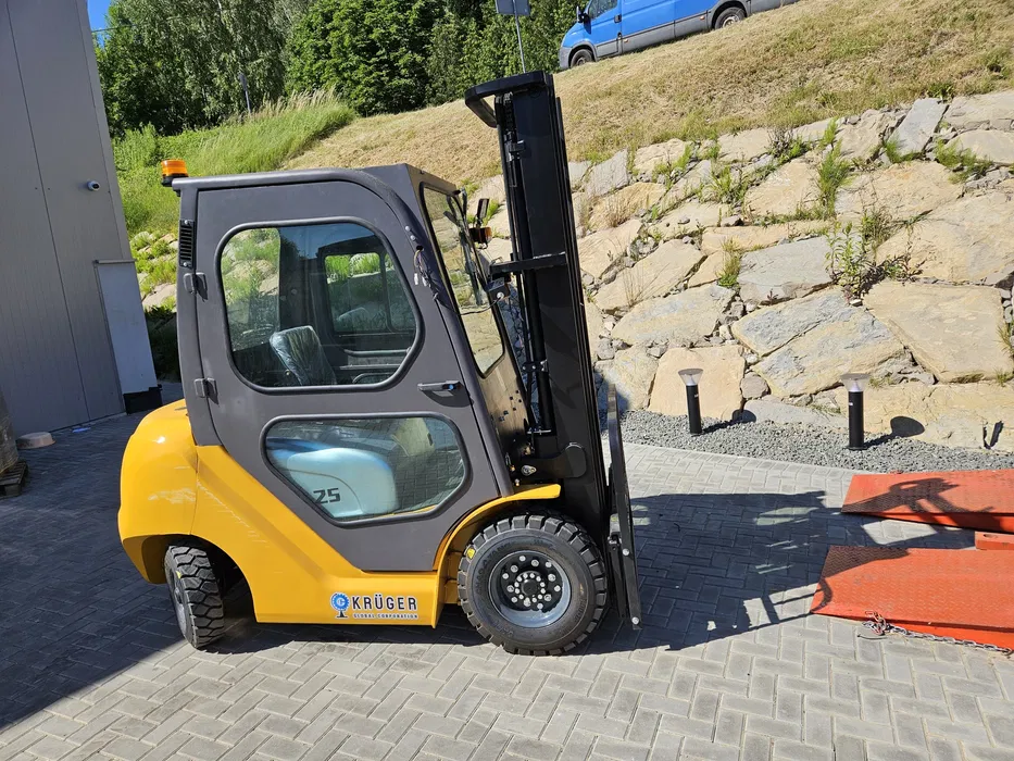 2,5 t vysokozdvižný vozík krÜger® pc 25, trojitý stožiar 4,5 m alebo 5,5 m, naftový 2,5 t vysokozdvižný vozík krÜger® pc 25, trojitý stožiar 4,5 m alebo 5,5 m, naftový