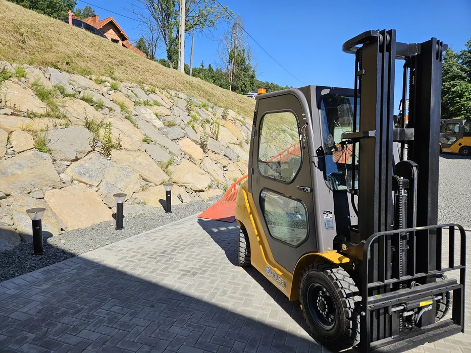 2,5 t vysokozdvižný vozík krÜger® pc 25, trojitý stožiar 4,5 m alebo 5,5 m, naftový 2,5 t vysokozdvižný vozík krÜger® pc 25, trojitý stožiar 4,5 m alebo 5,5 m, naftový