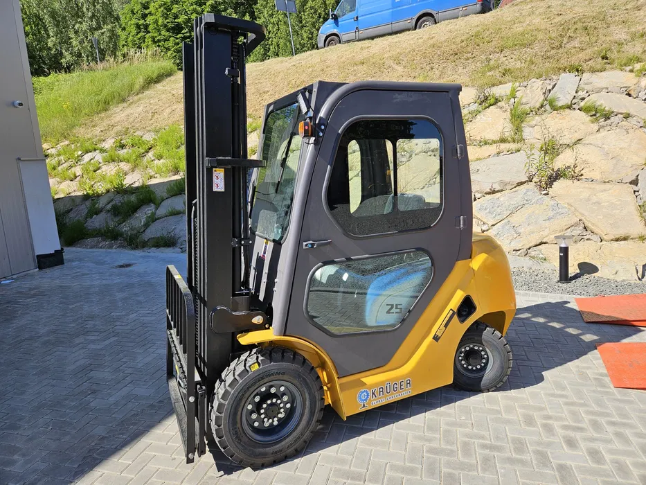 2,5 t vysokozdvižný vozík krÜger® pc 25, trojitý stožiar 4,5 m alebo 5,5 m, naftový 2,5 t vysokozdvižný vozík krÜger® pc 25, trojitý stožiar 4,5 m alebo 5,5 m, naftový