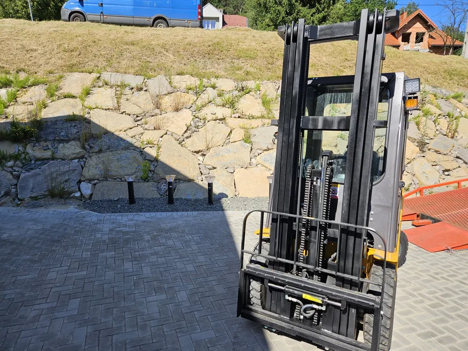 2,5 t vysokozdvižný vozík krÜger® pc 25, trojitý stožiar 4,5 m alebo 5,5 m, naftový 2,5 t vysokozdvižný vozík krÜger® pc 25, trojitý stožiar 4,5 m alebo 5,5 m, naftový