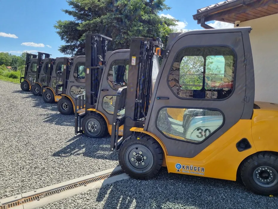 vysokozdvižný vozík krÜger® pc 30 s nosnosťou 3 tony, trojitý stožiar 4,5 m alebo 5,5 m, naftový vysokozdvižný vozík krÜger® pc 30 s nosnosťou 3 tony, trojitý stožiar 4,5 m alebo 5,5 m, naftový